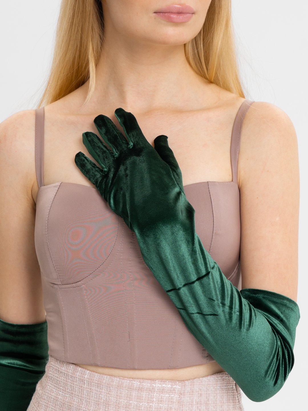 С чем носить кружевные перчатки