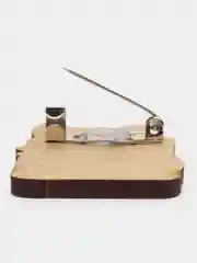 Алый значок деревянный