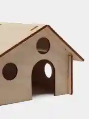 Белый деревянный домик для мелких грызунов