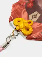 Коралловый амулет на удачу в японском стиле и изображениями по Аниме-игре Genshin Impact и Клинок