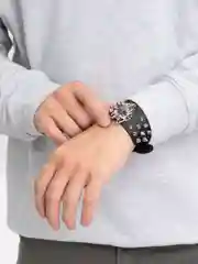 Браслет с шипами волк