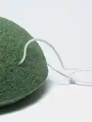 Зеленый конжаковый спонж для умывания
