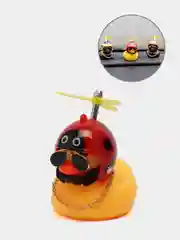 Бордовый утка в шлеме в машину
