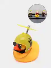 Желтый утка в шлеме в машину