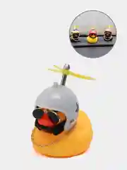 Слоновая кость утка в шлеме в машину