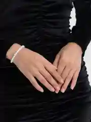 Белый браслет из бусин