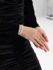 Белый браслет из бусин