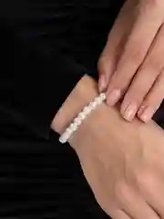 Белый браслет из бусин