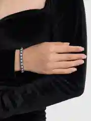 Серый браслет из бусин