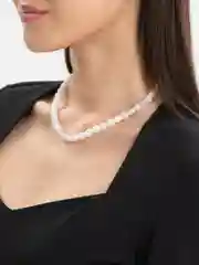 Белый бусы из камня