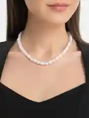 Белый бусы из камня