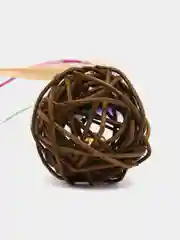 Голубой игрушка для кошек. Шар деревянный с колокольчиком и пером