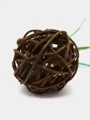 Зеленый игрушка для кошек. Шар деревянный с колокольчиком и пером