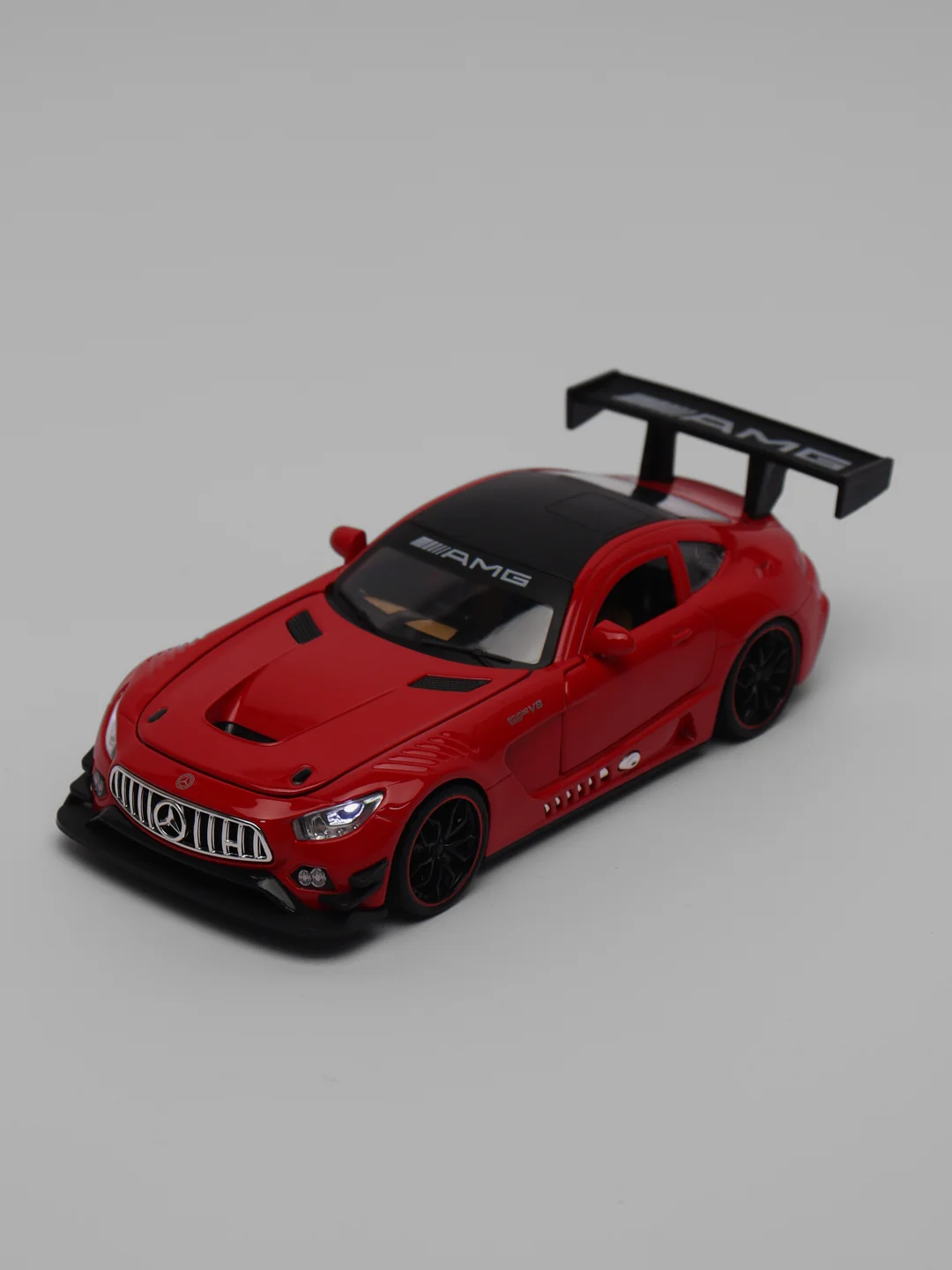 Красный металлическая машина Mercedes AMG V8 1:24 53522-18A
