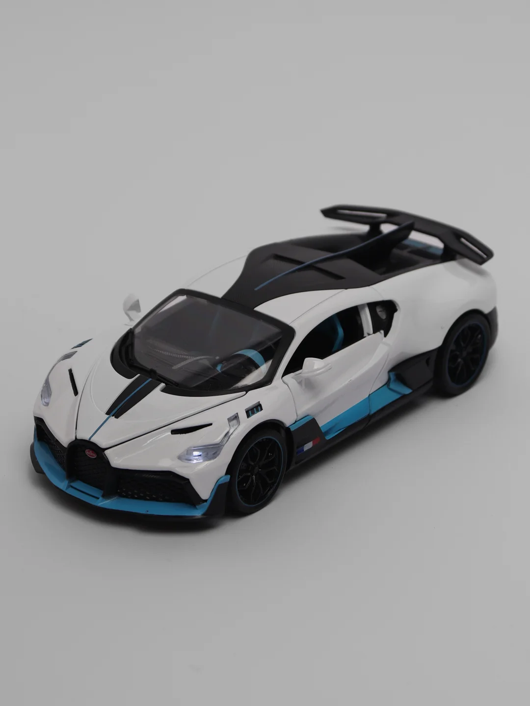 Белый металлическая машинка HengTeng Toys 1:24 Bugatti Divo 53522-22A