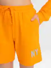 Оранжевый костюм с шортами