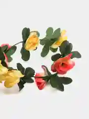 Кремовый лиана с цветами и листьями искусственные. Для интерьера
