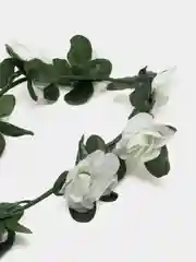 Белый лиана с цветами и листьями искусственные. Для интерьера