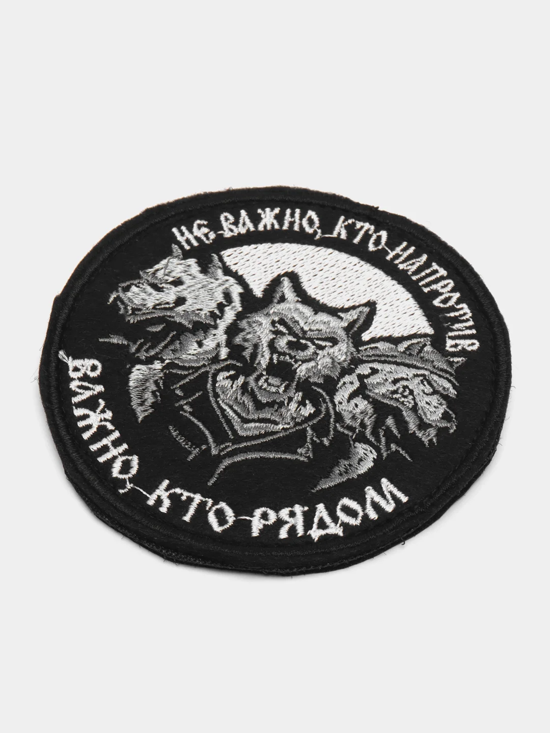 Черный шеврон нашивка "Кто рядом", на липучке