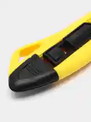 Желтый нож канцелярский 18 мм "Razzor 100", push-lock