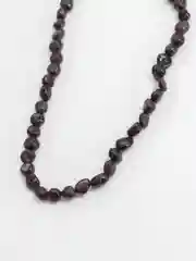 Багровый бусы из камня