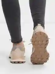 Женские кроссовки
