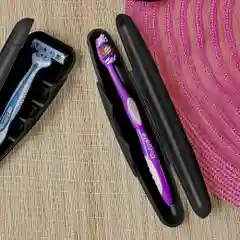 Черный футляр для зубной щетки