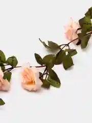 Молочный лиана с цветами и листьями искусственные. Для интерьера