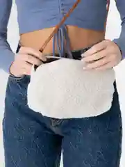 Плюшевая сумка через плечо