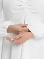 Молочный платье женское, с вырезом и объёмными рукавами. Красивое, вечернее мини платье - сарафан