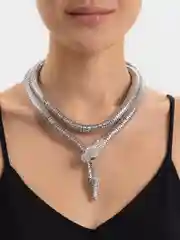 Серебряный ожерелье колье, в виде змейки, держит форму