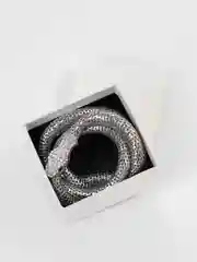 Серебряный ожерелье колье, в виде змейки, держит форму