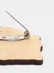 Аметистовый значок деревянный