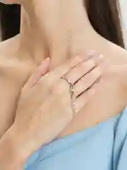 Угольный кольцо на Новый Год с цепочкой и крестом