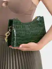 Зеленый женская сумка-багет с цепочкой, под крокодилью кожу