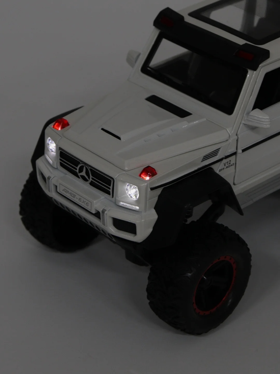 Белый металлическая машинка Che Zhi 1:22 Mercedes G-Class AMG 6х6 CZ122A, 23 см, свет и звук