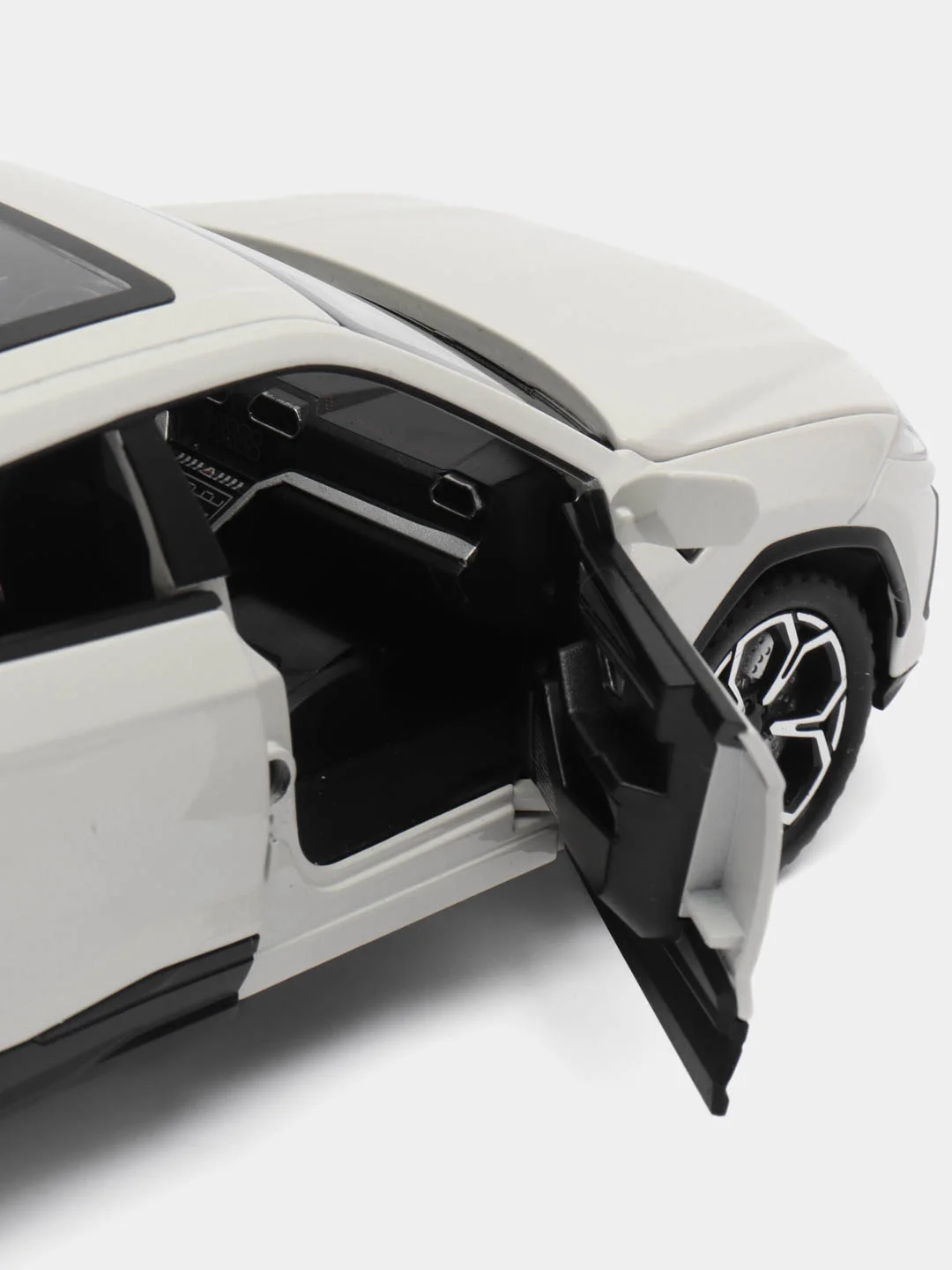 Белый металлическая модель Lamborghini Urus 1:24 CZ141A