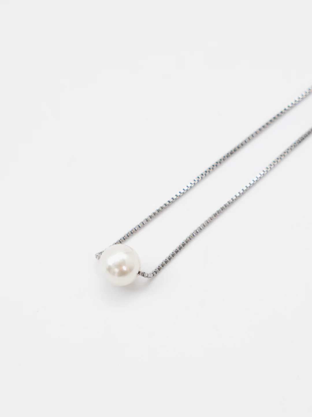 Серебряный цепочка на шею, короткая, с жемчужиной