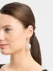 Золотой серьги длинные "Белые лепестки"