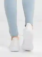 Белый кроссовки женские летние