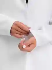 Белый женский костюм: свободный пиджак с длинными рукавами и короткие шорты, оверсайз