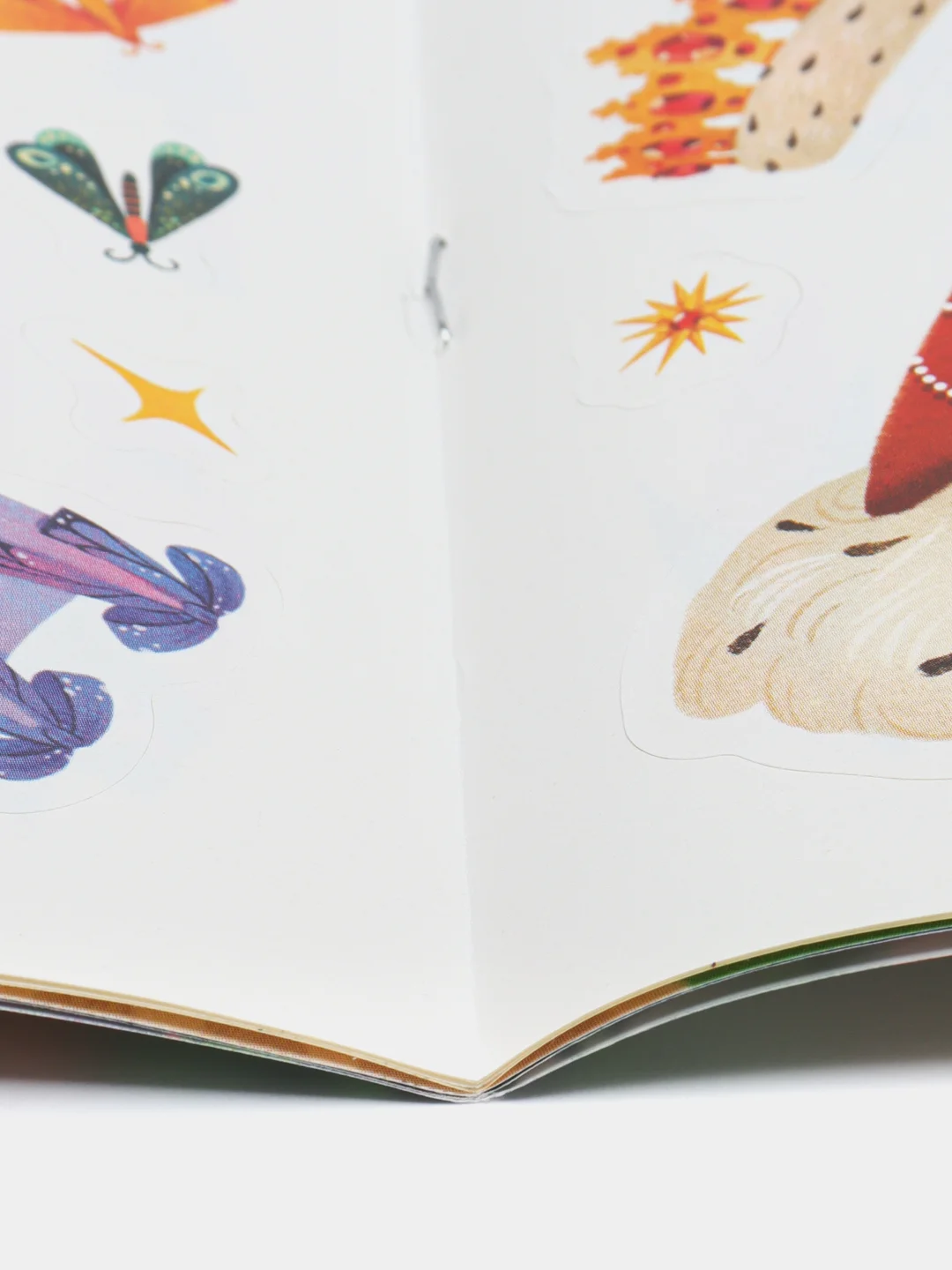 Принцессы: книжка с наклейками
