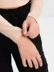 Бежевый топ с длинным рукавом
