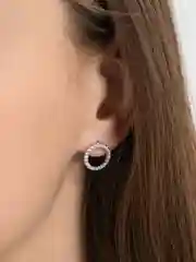 Круглые серьги-колечки с камнем, гвоздики, серебряный цвет
