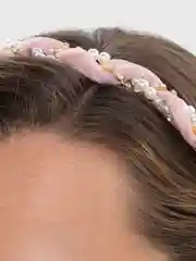 Розовый ободок с жемчугом