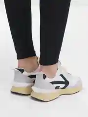 Кроссовки женские