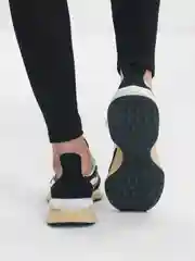 Кроссовки женские