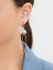 Серьги длинные ассиметричные "Белые цветы"