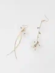 Серьги длинные ассиметричные "Белые цветы"