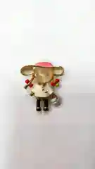 Белый брошь "Девочка с сумочкой"